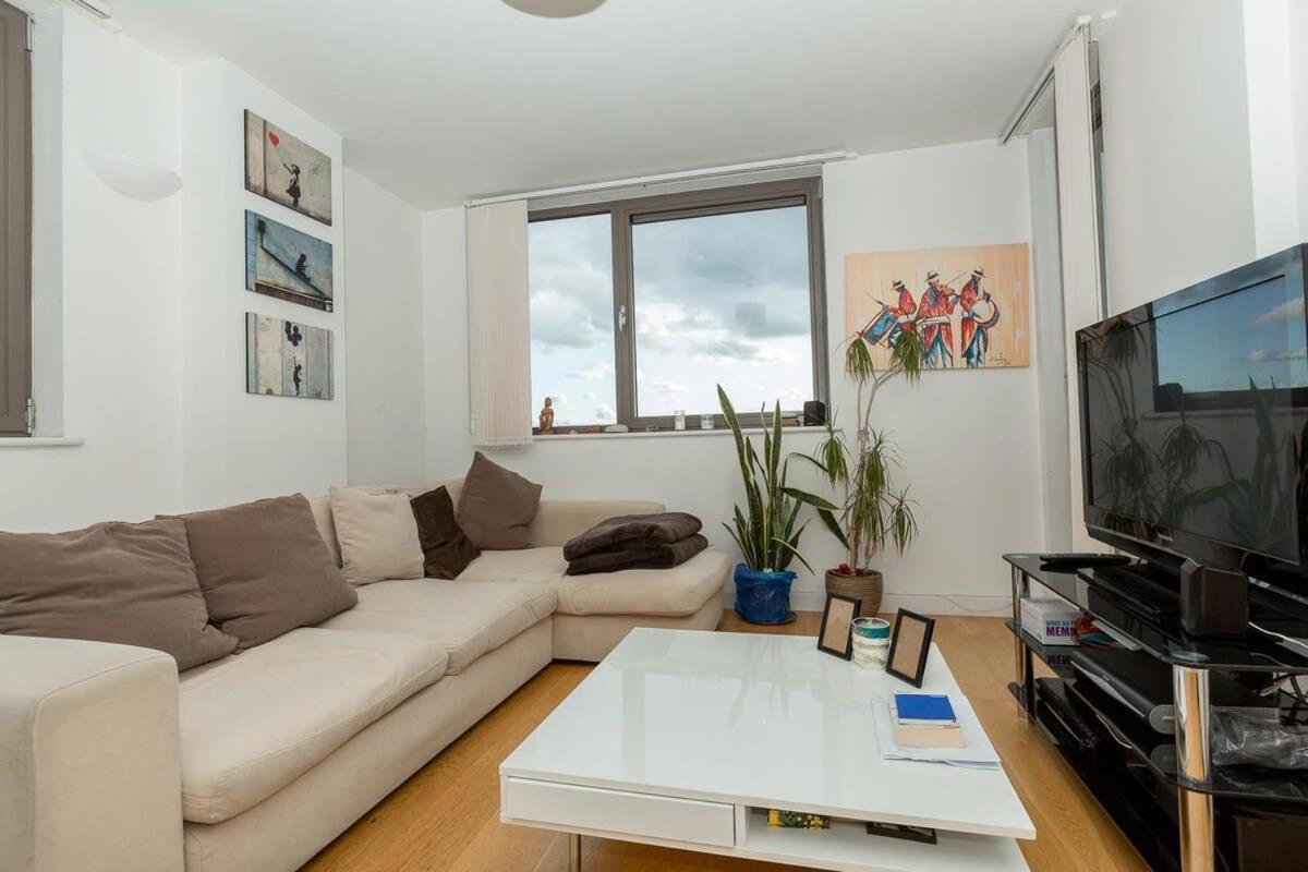 2 Bedroom East With Lovely Views Londra