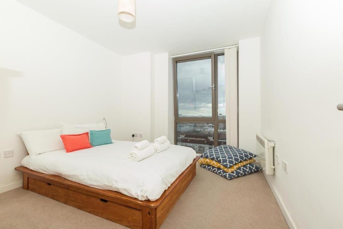 2 Bedroom East With Lovely Views * Londra